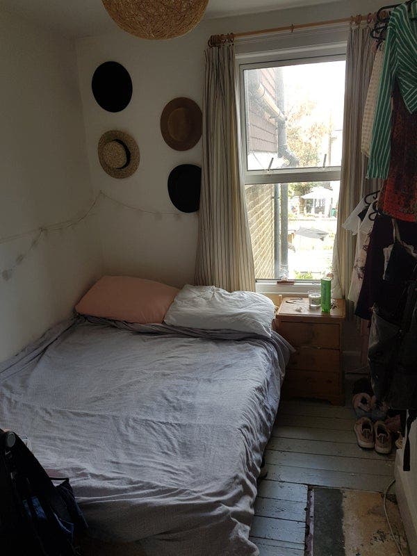 Cosy room in creative houseshare Main Photo