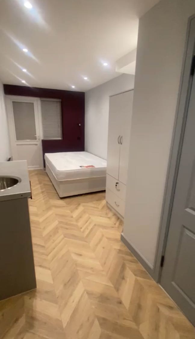 Studio to let in Harrow HA2 9NR - &pound;1100 Main Photo