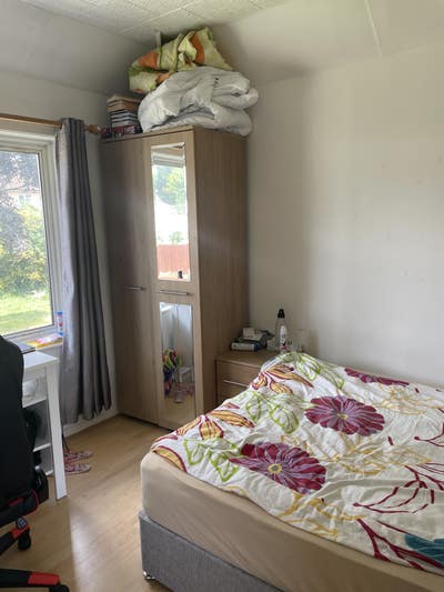 Single, furnished bedroom in a shared house Main Photo