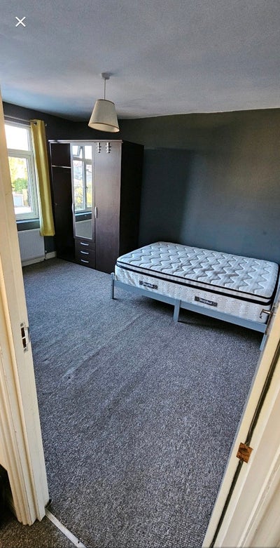 ROOM TO LET Main Photo