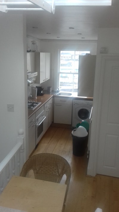 Single room, queen size bed, good storage, avail Main Photo