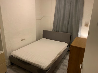 Double Room (1 Person) 2 Mins to College Main Photo