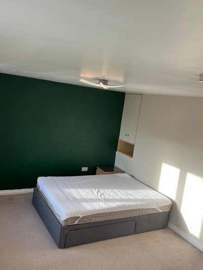 Very large top floor bedroom in Orchard Park Main Photo