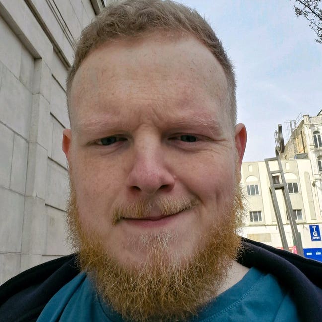 29 Professional looking for room or buddy Main Photo