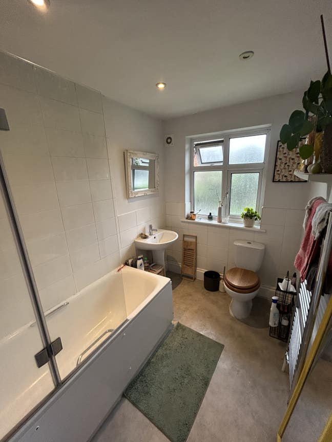 Room to rent from 12th May-Tooting Broadway  Main Photo