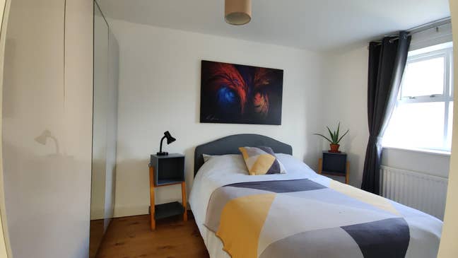 Zone 2 large bedroom in a 2 bed house with garden Main Photo