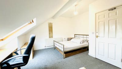 Bright double in a warm, modern 1:1 maisonette Main Photo