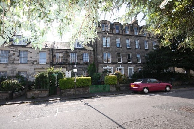 Lovely double room on quiet residential street Main Photo