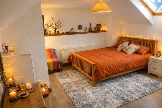 Large furnished room available Main Photo