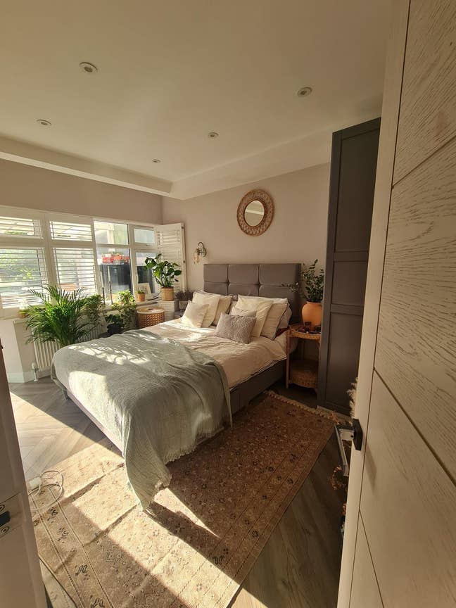 Cozy, sunlit room available in houseshare-Woodford Main Photo