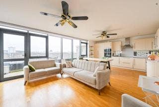 Stunning top-floor, 2 bed, 2 bath in Holloway! Main Photo