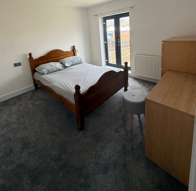 Double Room In A New Built 2 Bedroom Large House Main Photo