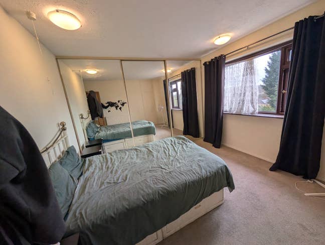 1 Double room is available for rent in ST3 2BA Main Photo