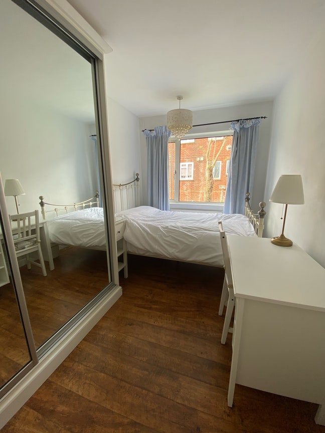 Lovely room in Loughton near tube, shops & bars Main Photo