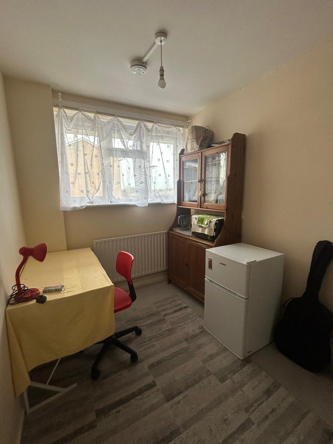 Large room for a FEMALE in a family home Main Photo