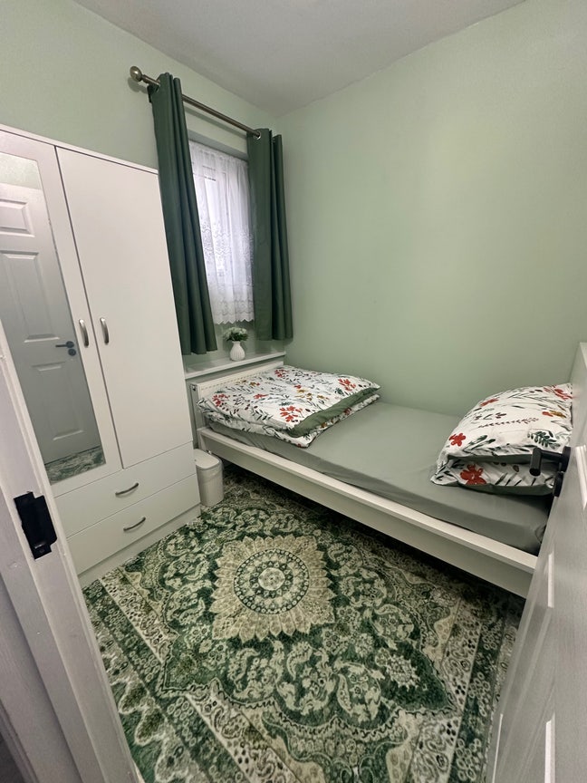 Single bedroom available only female &pound;545 Main Photo