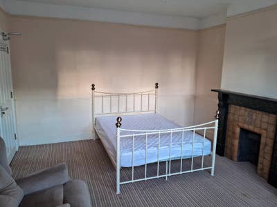 Large  Bright Room in a Lovely House Main Photo