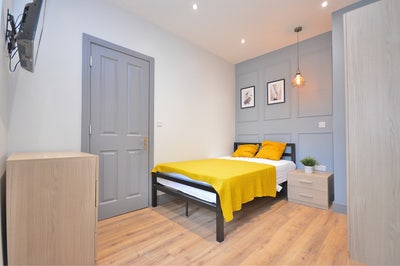 Semi-en-suite room Main Photo