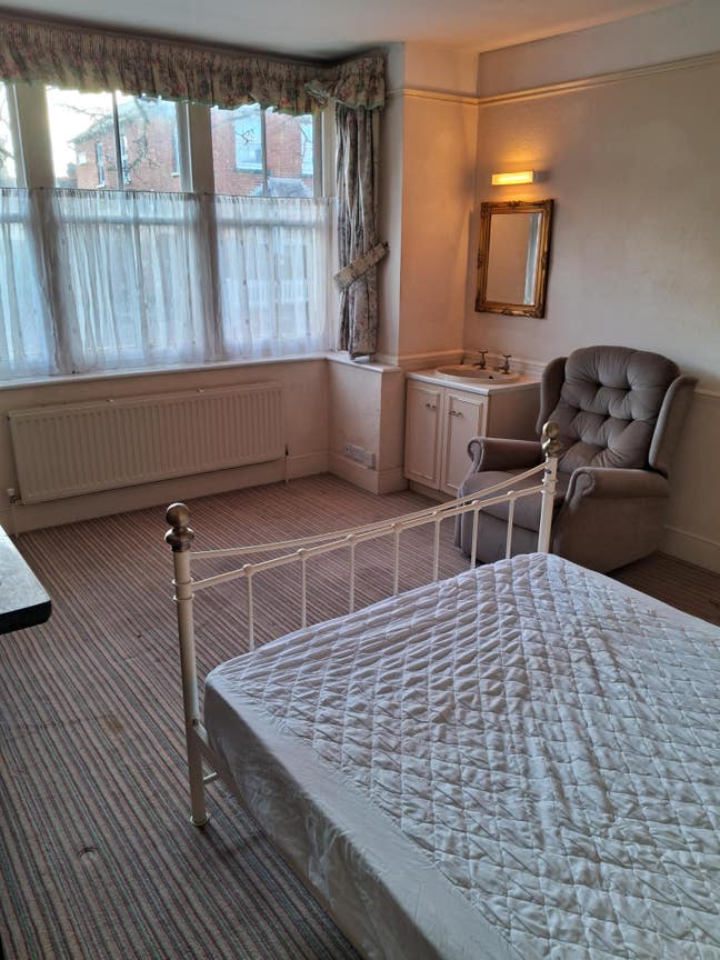 Large  Bright Room in a Lovely House Main Photo