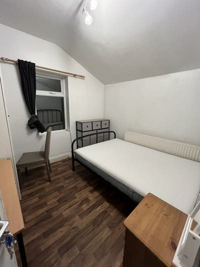 Lovely Room 20 Min from the Center Main Photo