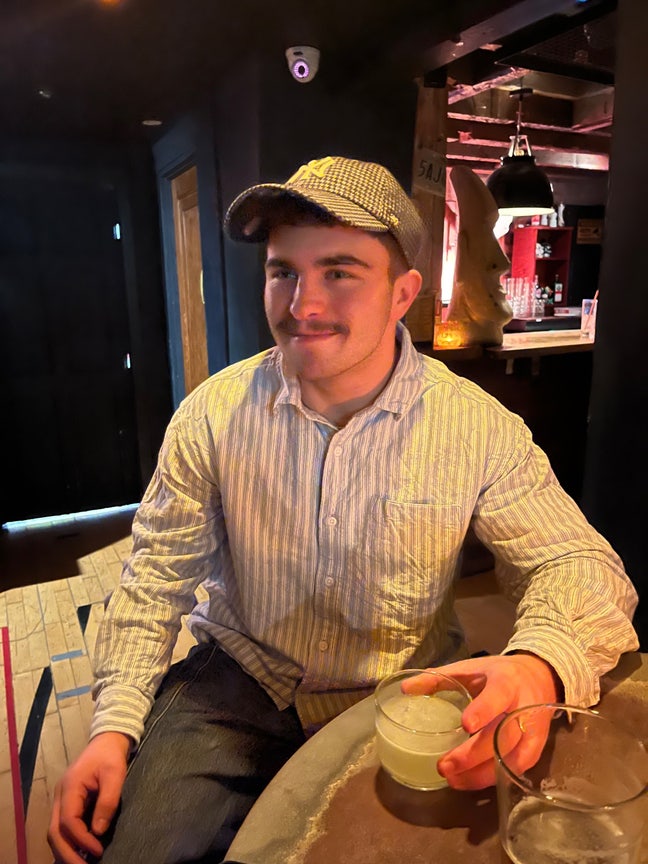 20 year old professional looking for room Main Photo