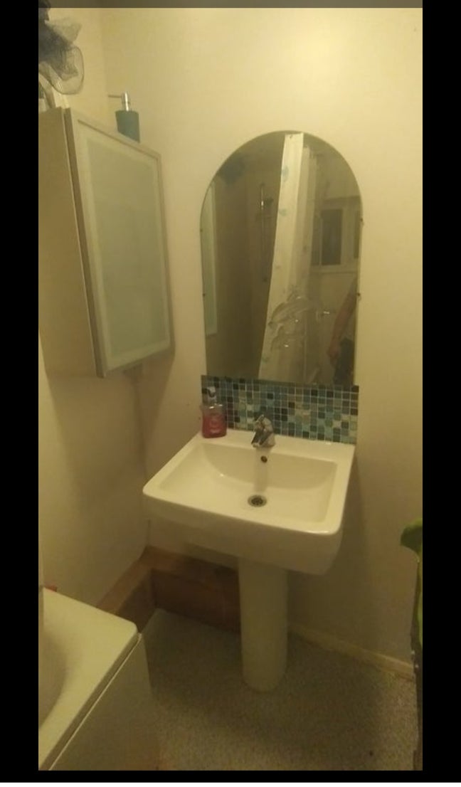 Single room behind Crawley college  Main Photo