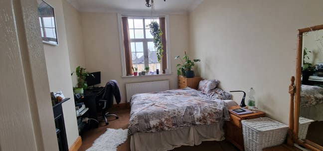 Bright Room in Prime Location Main Photo