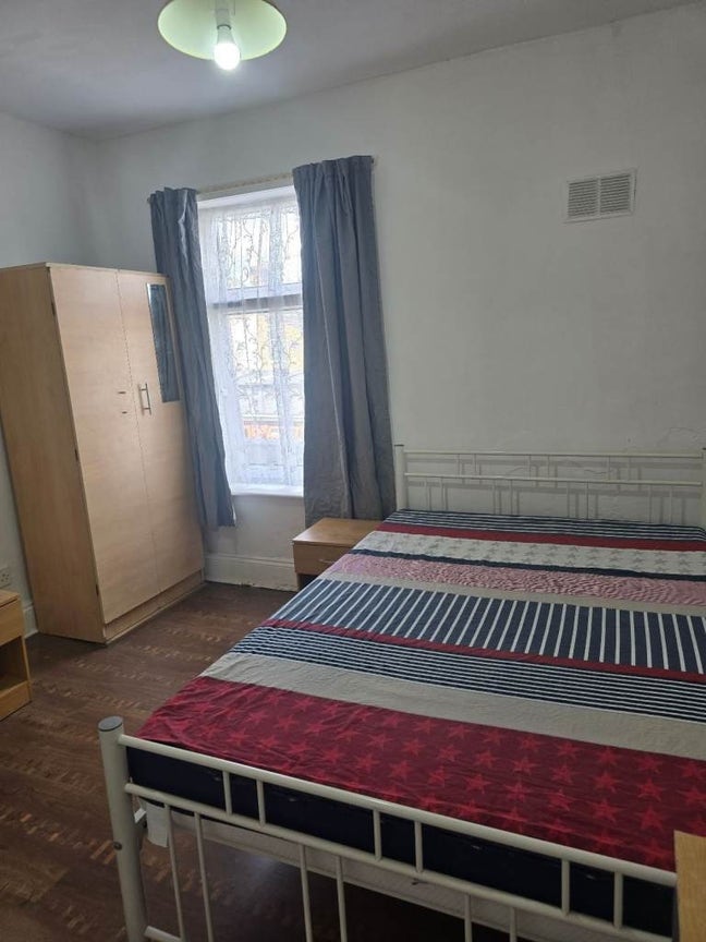  Double Room is available for rent -  E7 8HG Main Photo