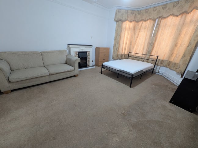 8 Refurbished Bedrooms-Bills Included-Near Station Main Photo