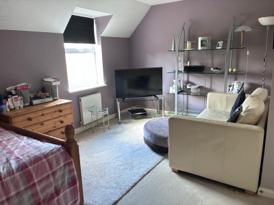 Double Room in a clean professional 3 Storey House Main Photo