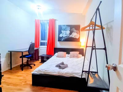 Bright furnished room available for the summer Main Photo