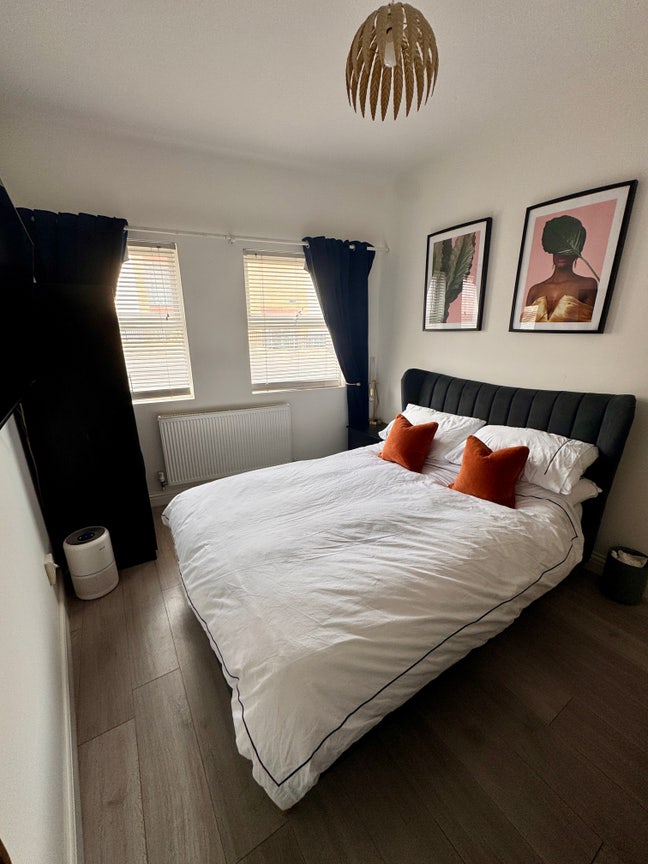 Double Room in Garden Flat Seconds From Station!  Main Photo