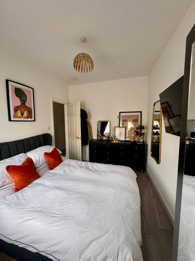 Double Room in Garden Flat Seconds From Station!  Main Photo