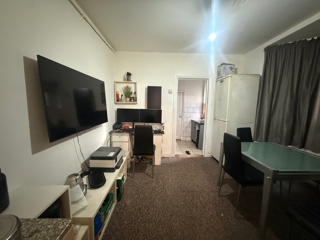 Double Room for rent in Slough for share basis Main Photo