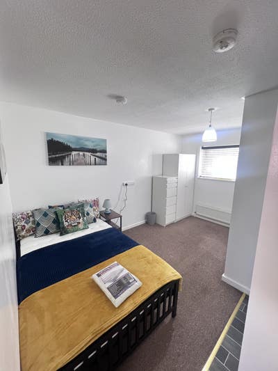 The complete Studios with ensuite and kitchen Main Photo