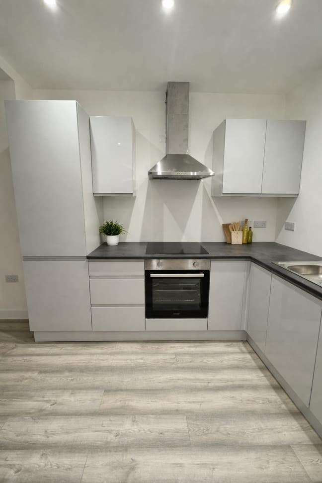  Spacious Flat Near Hospital with Garden & Extra R Main Photo