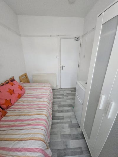 Single Room Available in Palmers Green N13 *.* Main Photo