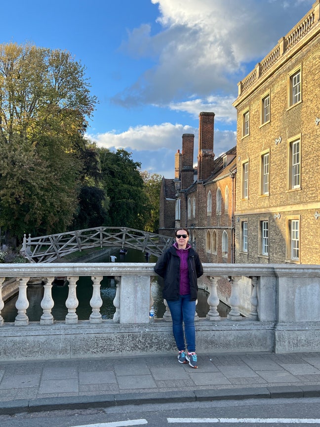 Professional lady seeking a room for 3 days a week Main Photo