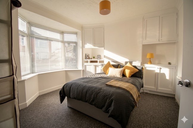 Large Double Room | No Deposit | all bills Inc | Main Photo