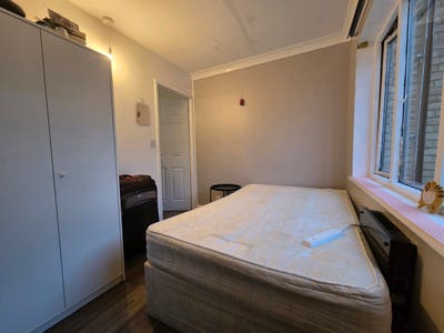 Zone 2: Room Available right by Putney Bridge Stat Main Photo