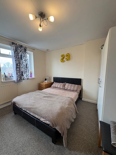 Spacious Furnished Double Room Available – Great L Main Photo