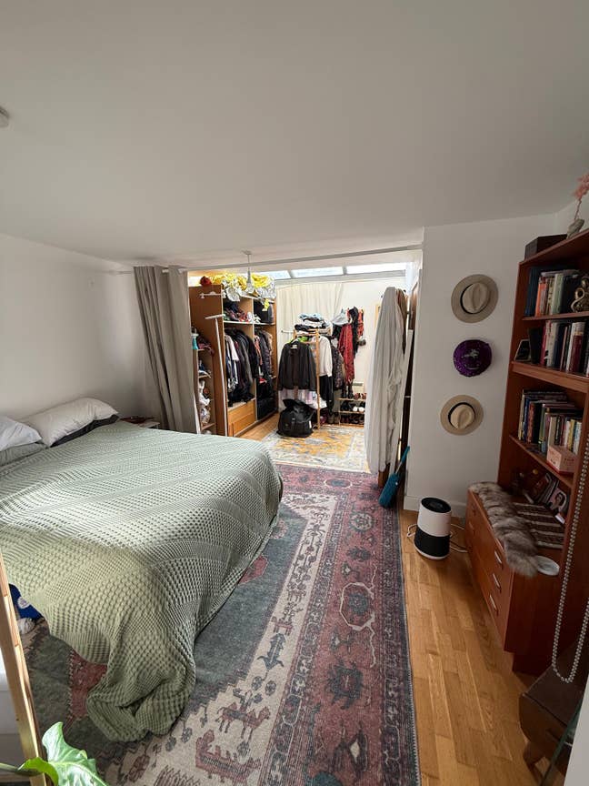 Extra Large Double Ensuite Bedroom in 3-Story Home Main Photo