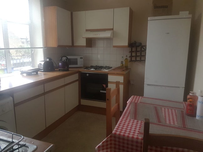 Double room opposite Hampton station Main Photo