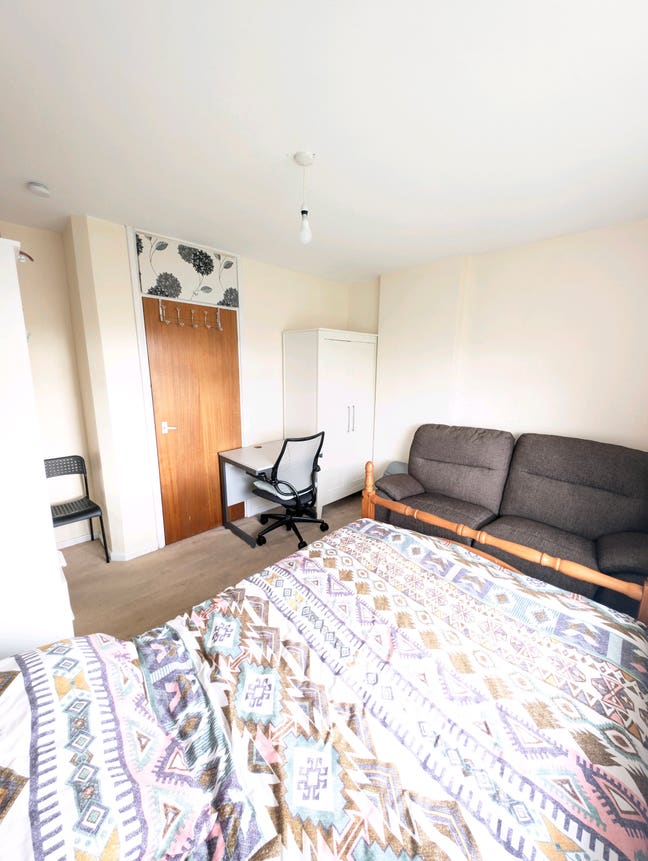 Ideal location Double bedrooms available in Beesto Main Photo