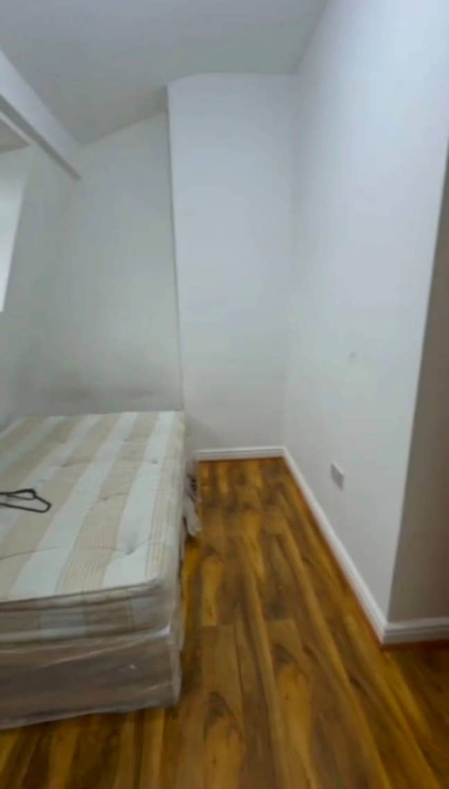 Single bed in a double room Main Photo