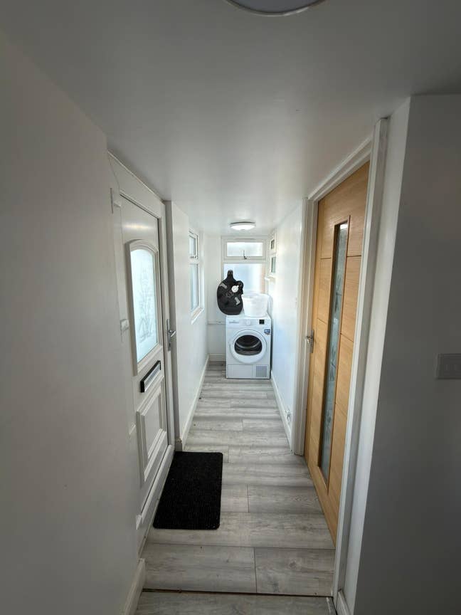 Spacious Room in Well‑Kept Property Main Photo