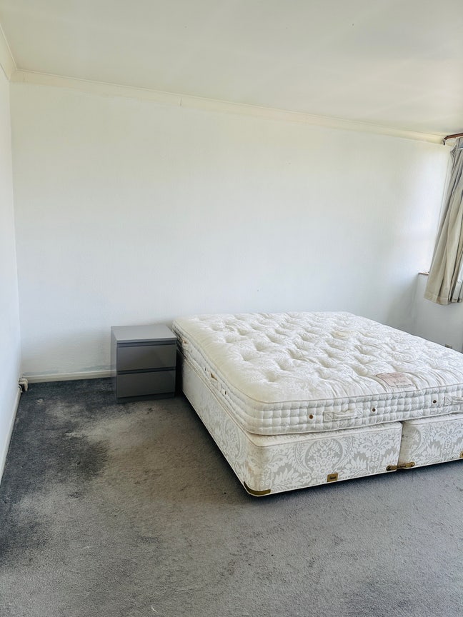 Spacious Double Room Available Main Photo