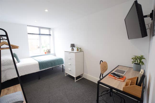 1 double bed in a 6 bed property. Main Photo