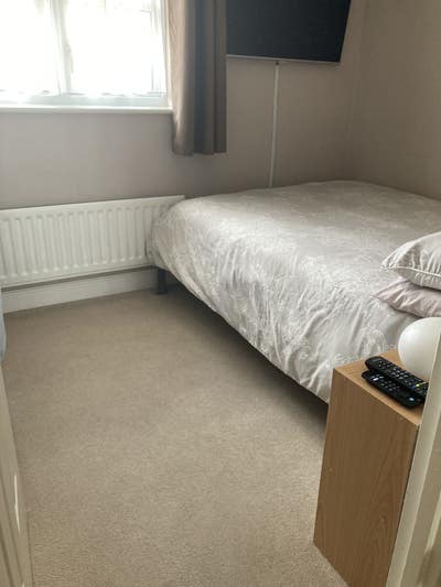 Double room for a female for short term let Main Photo