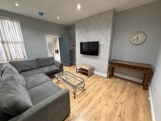 2 bed flat in Gateshead (near Saltwell Park) Main Photo